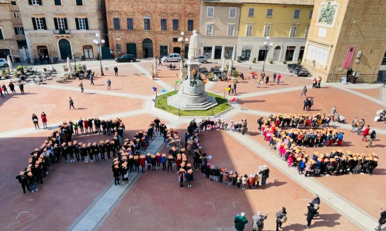 Guerra in Ucraina, flash mob per la pace degli studenti del "Badaloni" di Recanati