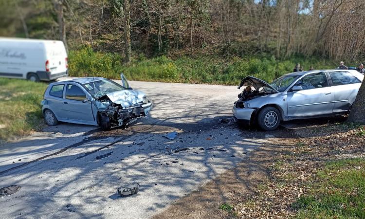 Mogliano, frontale tra due auto: due feriti, uno viene sbalzato fuori dall'abitacolo. È gravissimo (FOTO) Mogliano, frontale tra due auto: due feriti, uno viene sbalzato fuori dall'abitacolo. È gravissimo (FOTO)