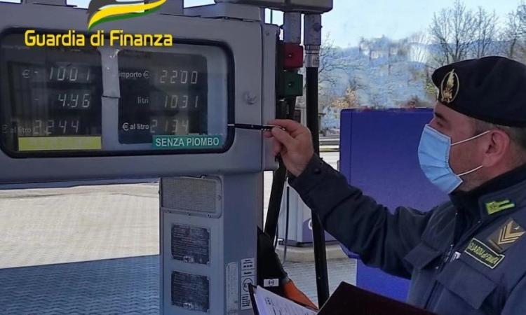 Controlli ai distributori di carburanti: fioccano le prime multe nel Maceratese