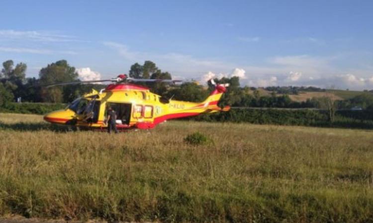 Pollenza, ciclista di 15 anni investito da un'auto: soccorso d'urgenza in eliambulanza Pollenza, ciclista di 15 anni investito da un'auto: soccorso d'urgenza in eliambulanza
