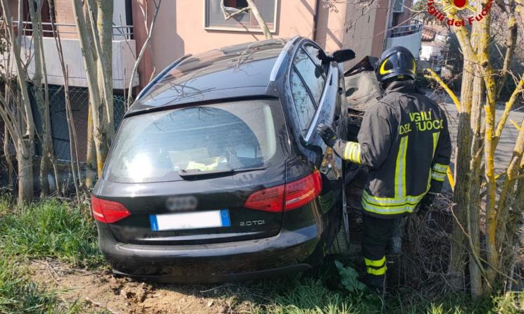 Auto in sosta si sfrena e piomba contro la recinzione di una casa