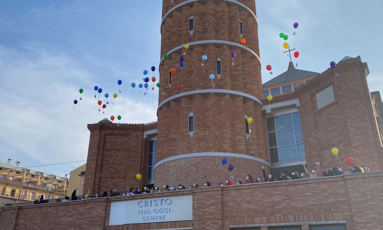 Civitanova, bambini liberano palloncini per chiedere la pace in Ucraina