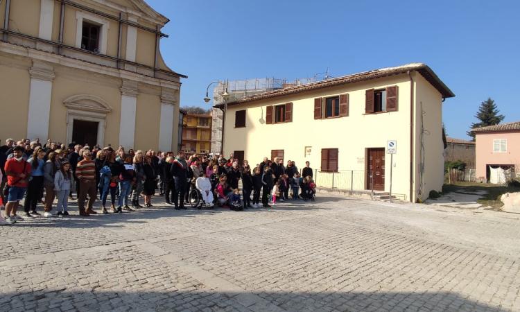 Pieve Torina, 'scatto' di comunità con una famiglia ucraina: "Non ci dimentichiamo di chi soffre"