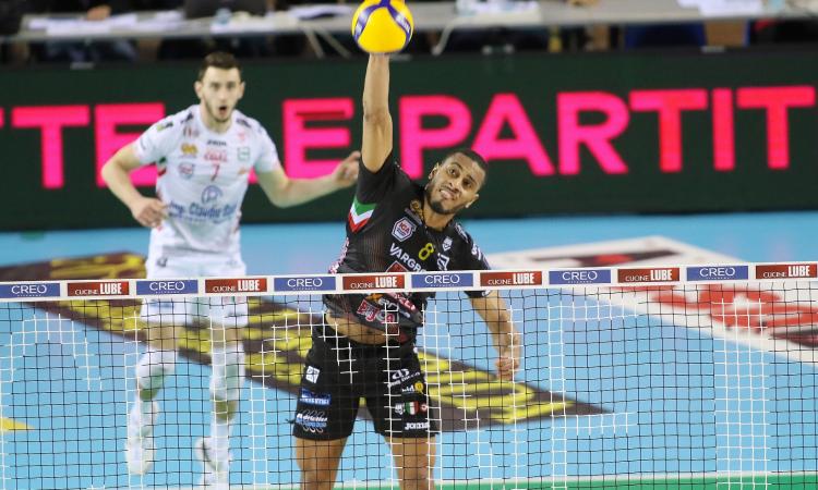 Lube, dopo Simon lascia anche Lucarelli: "Non dimenticherò il mio primo scudetto in Superlega" Lube, dopo Simon lascia anche Lucarelli: "Non dimenticherò il mio primo scudetto in Superlega"