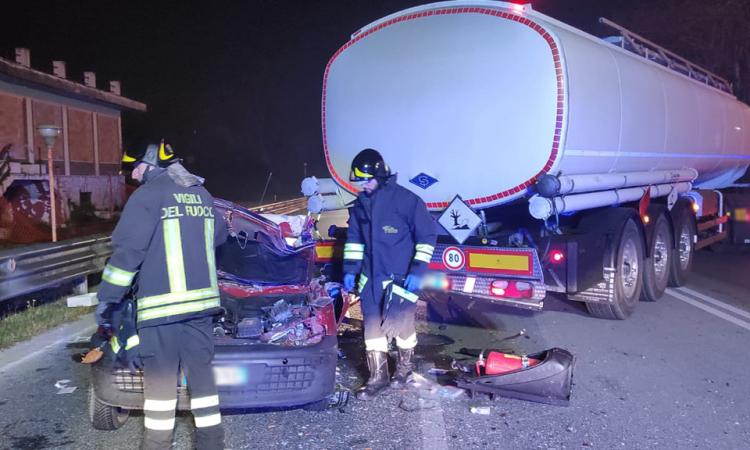Schianto nella notte, auto contro camion: un ferito estratto dalle lamiere e trasferito a Torrette