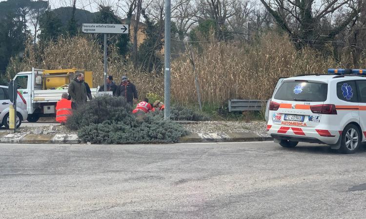 Macerata, trovata per strada in overdose: 44enne salvata in extremis