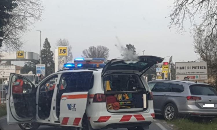 Montecassiano, scontro tra due auto lungo la provinciale: un ferito al pronto soccorso, disagi al traffico Montecassiano, scontro tra due auto lungo la provinciale: un ferito al pronto soccorso, disagi al traffico