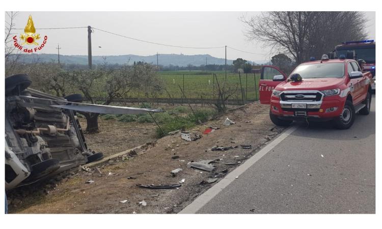Treia, incidente lungo la Statale: auto si ribalta dopo l'impatto con un furgone Treia, incidente lungo la Statale: auto si ribalta dopo l'impatto con un furgone
