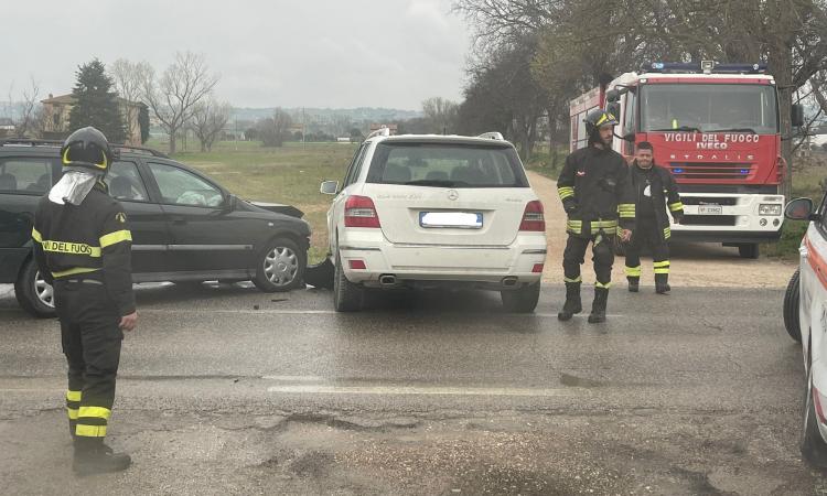 Montecosaro, scontro tra due auto: conducenti trasferiti al pronto soccorso Montecosaro, scontro tra due auto: conducenti trasferiti al pronto soccorso