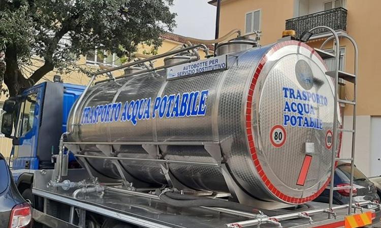 Treia, attesa per i nuovi controlli all'acquedotto di Chiesanuova: attivate due autobotti