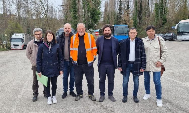 Macerata, nuovo parcheggio al Palasport Fontescodella: consegnato il cantiere dei lavori Macerata, nuovo parcheggio al Palasport Fontescodella: consegnato il cantiere dei lavori