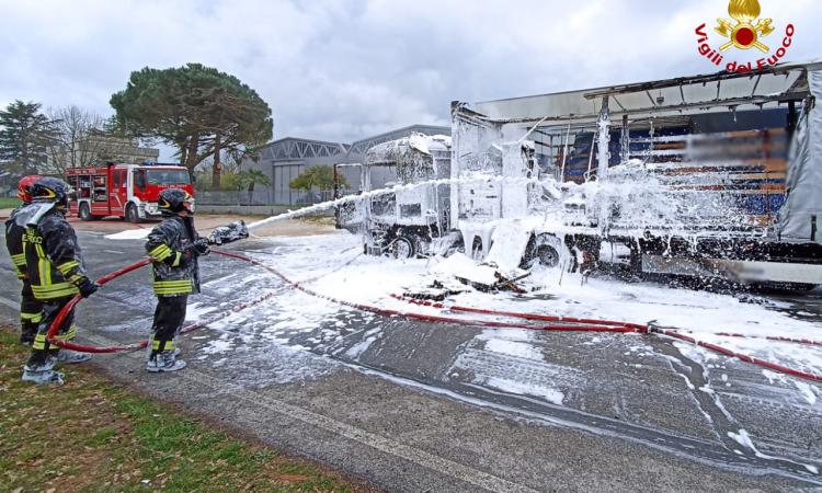Incendio nel piazzale di una ditta: camion in attesa del carico inghiottito dalle fiamme Incendio nel piazzale di una ditta: camion in attesa del carico inghiottito dalle fiamme