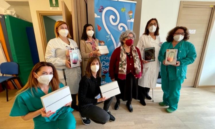 Med Store al fianco dell'ospedale Salesi: donati iPad e casse sonore