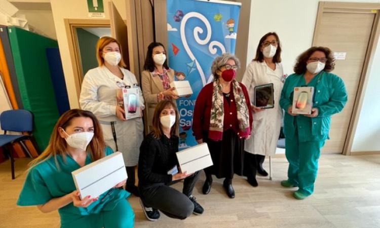 Med Store al fianco dell'ospedale Salesi: donati iPad e casse sonore Med Store al fianco dell'ospedale Salesi: donati iPad e casse sonore