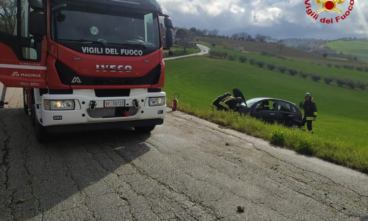 Auto esce di strada e si rovescia in un campo: la giovane conducente soccorsa dal 118 Auto esce di strada e si rovescia in un campo: la giovane conducente soccorsa dal 118
