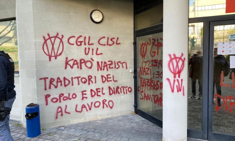 Attacco vandalico contro la Cgil, imbrattata con scritte no vax la sede regionale: "Inaccettabile"