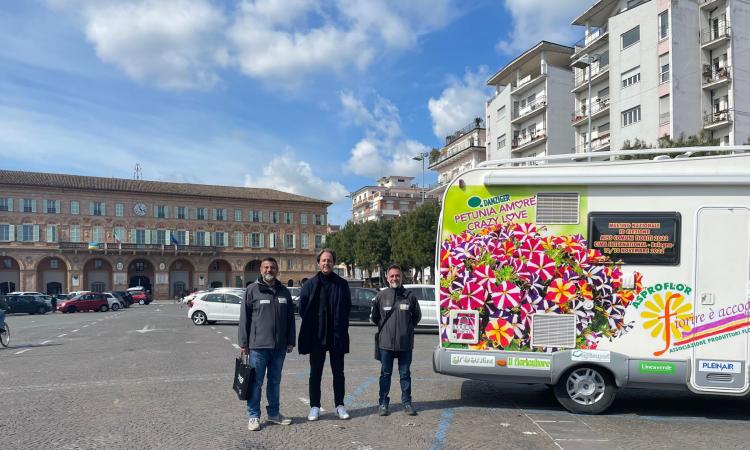 Il camper "Comuni Fioriti" fa tappa a Civitanova Il camper "Comuni Fioriti" fa tappa a Civitanova