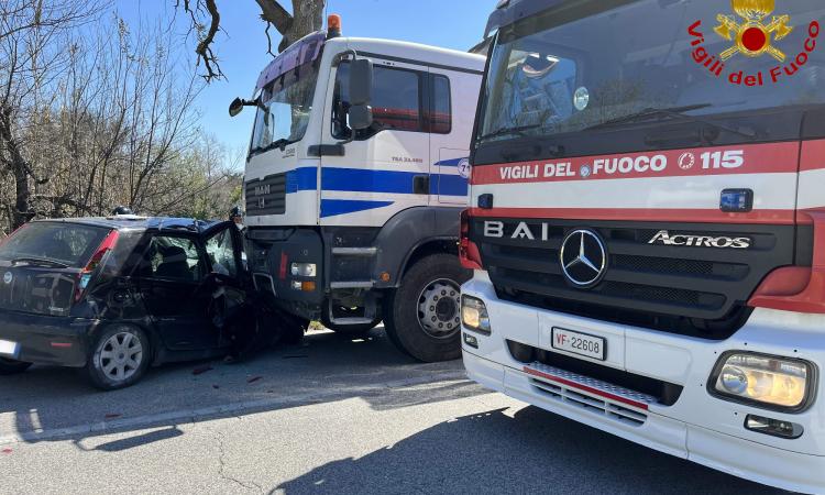 Treia, auto contro camion: una 28enne trasferita d'urgenza a Torrette in eliambulanza (FOTO)