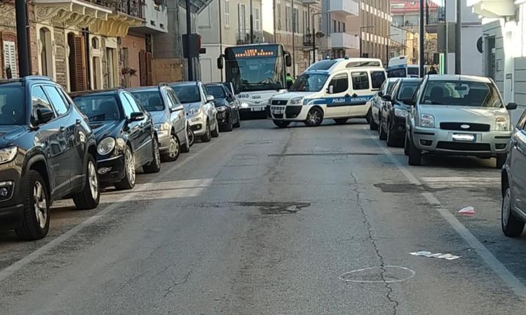 Civitanova, bimba di 5 anni travolta da un'auto: trasferita al Salesi con l'elisoccorso