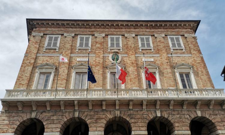 Macerata, messa in sicurezza del cornicione al Palazzo comunale: cambia la viabilità in centro Macerata, messa in sicurezza del cornicione al Palazzo comunale: cambia la viabilità in centro