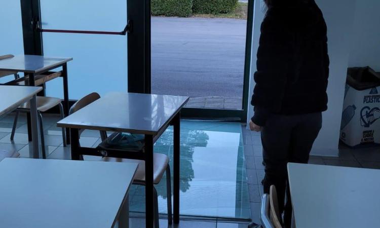 Tolentino, docenti e studenti del Filelfo in protesta: lezioni nel piazzale e una marcia silenziosa