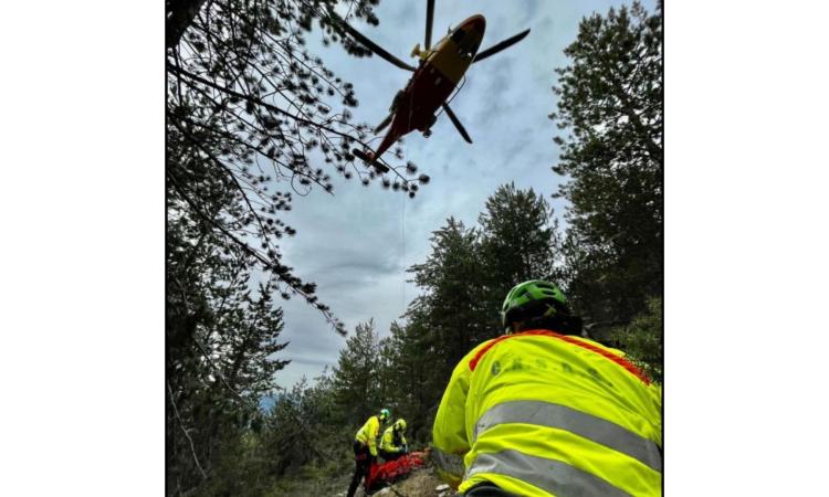 Rovinosa caduta in bici durante un'escursione: uomo soccorso in eliambulanza