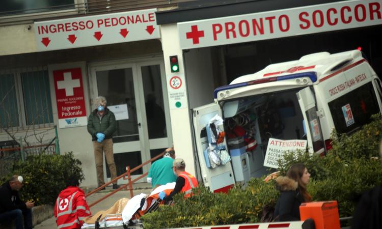 Macerata, posti letto esauriti al Pronto Soccorso. Pazienti dirottati in altre strutture Macerata, posti letto esauriti al Pronto Soccorso. Pazienti dirottati in altre strutture