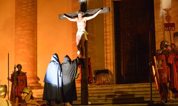 Macerata, torna l'appuntamento con la "Passione": ecco il percorso della via Crucis Macerata, torna l'appuntamento con la "Passione": ecco il percorso della via Crucis