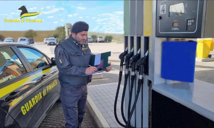 Caro carburanti, multe da 18 mila euro ai gestori di due distributori del Maceratese Caro carburanti, multe da 18 mila euro ai gestori di due distributori del Maceratese