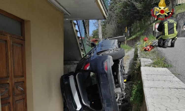 Sbanda con l'auto e finisce fuori strada: il conducente resta con un arto incastrato nell'abitacolo Sbanda con l'auto e finisce fuori strada: il conducente resta con un arto incastrato nell'abitacolo