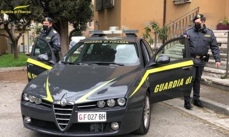 Falsi abiti e accessori di lusso in vendita su Instagram: sette denunce, multati oltre mille clienti Falsi abiti e accessori di lusso in vendita su Instagram: sette denunce, multati oltre mille clienti