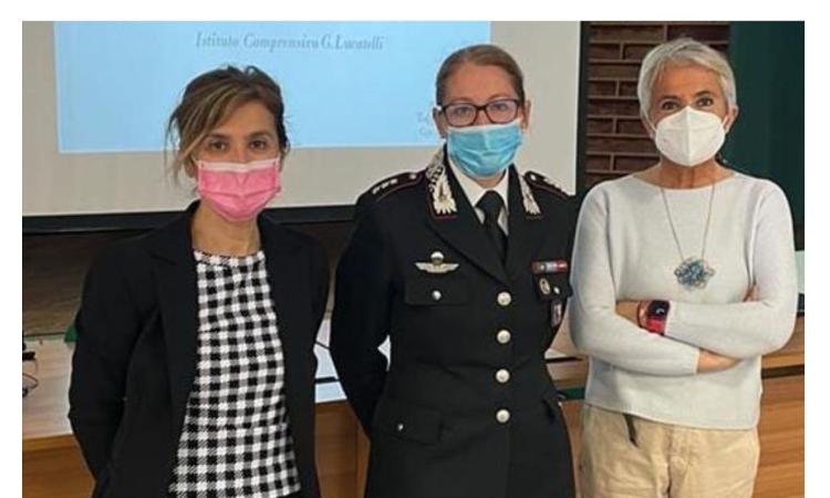 Tolentino, bullismo e cyberbullismo: Carabinieri in cattedra alla "Lucatelli"