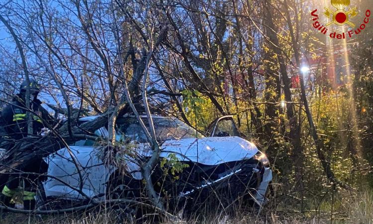 Civitanova, sbanda e finisce con l'auto in un campo: ragazza estratta dall'abitacolo (FOTO)