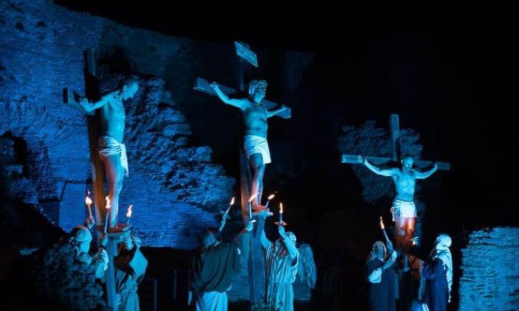 Macerata, la "Passione di Cristo" in scena al Teatro Romano Helvia Recina di Villa Potenza