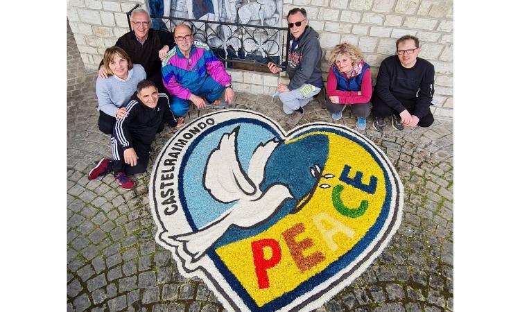 Castelraimondo, un cuore con all'interno una colomba: il messaggio di pace degli infioratori Castelraimondo, un cuore con all'interno una colomba: il messaggio di pace degli infioratori