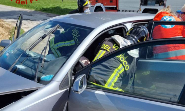 Incidente a Montecassiano, scontro tra due auto: ferita anche una donna incinta