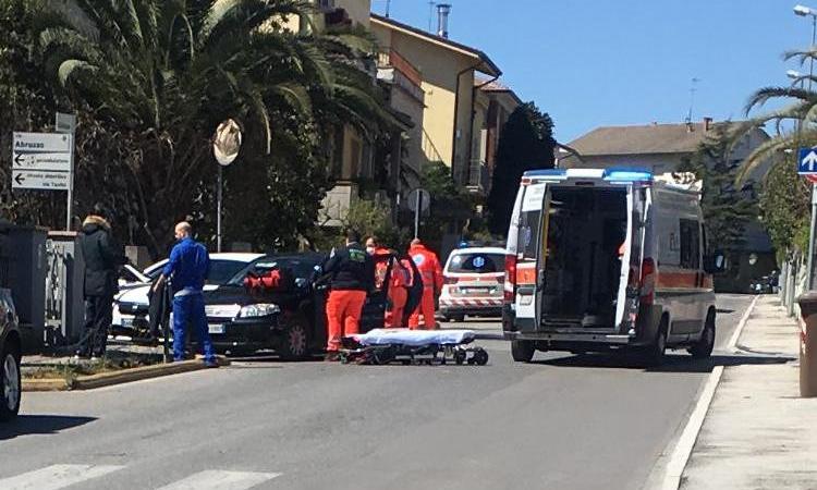Civitanova, schianto all'incrocio: auto finisce contro la recinzione di un'abitazione. Due i feriti