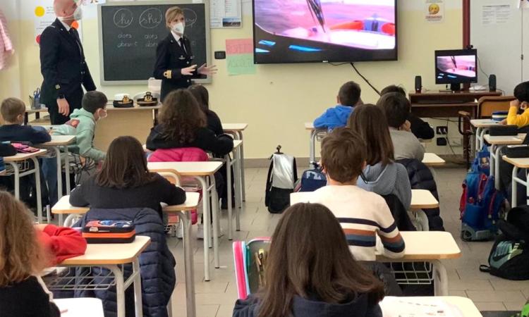 Giornata del mare e della cultura marinara: la Guardia Costiera di Civitanova incontra gli studenti Giornata del mare e della cultura marinara: la Guardia Costiera di Civitanova incontra gli studenti