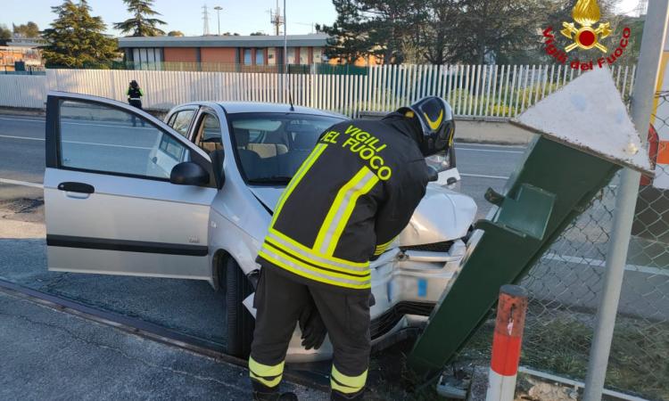 Si schianta con l'auto contro un palo di ferro: ferito 64enne