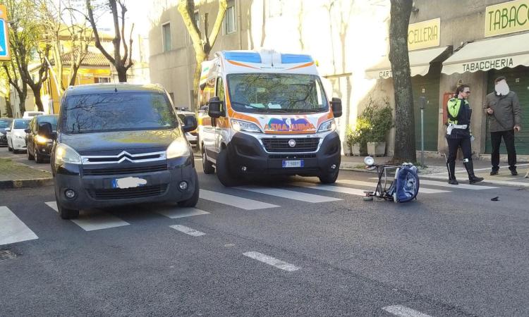 Macerata - Mamma e bimbo investiti sulle strisce (FOTO)