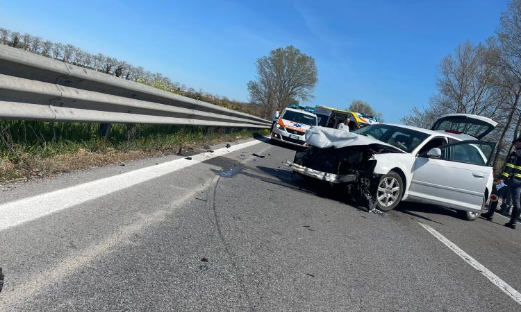 Incidente in superstrada, auto contro furgone: carreggiata chiusa e traffico in tilt (FOTO) Incidente in superstrada, auto contro furgone: carreggiata chiusa e traffico in tilt (FOTO)