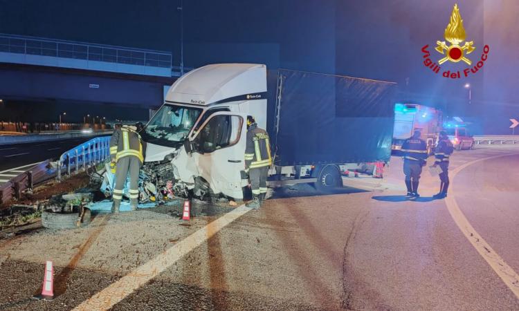 Incidente sulla A14, camion si schianta contro il guardrail