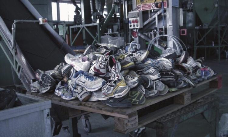 Tolentino, scarpe da tennis trasformate in piste di atletica: parte la raccolta fondi del progetto