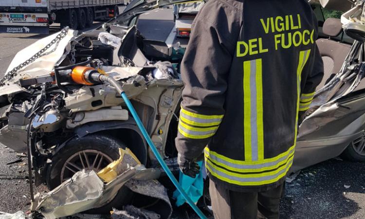 Tremendo schianto sulla A14, auto contro camion: muore una donna di 41 anni