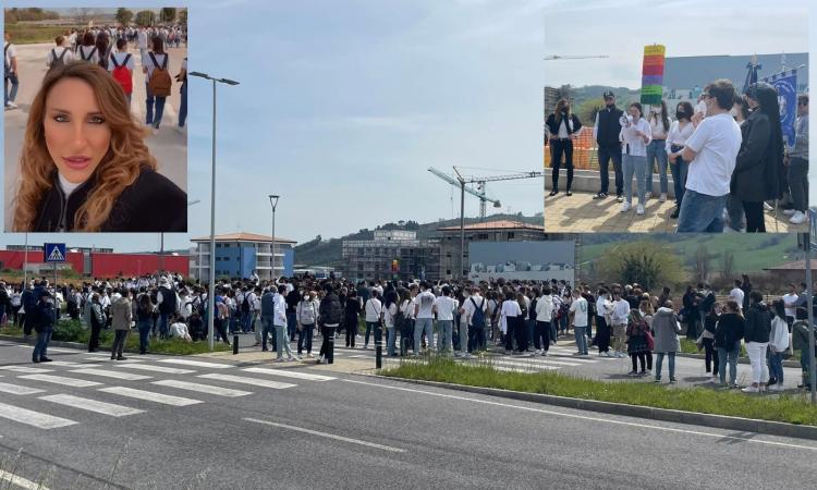 Tolentino, la marcia silenziosa degli studenti del Filelfo: "Ora basta". E arriva anche 'Striscia La Notizia'