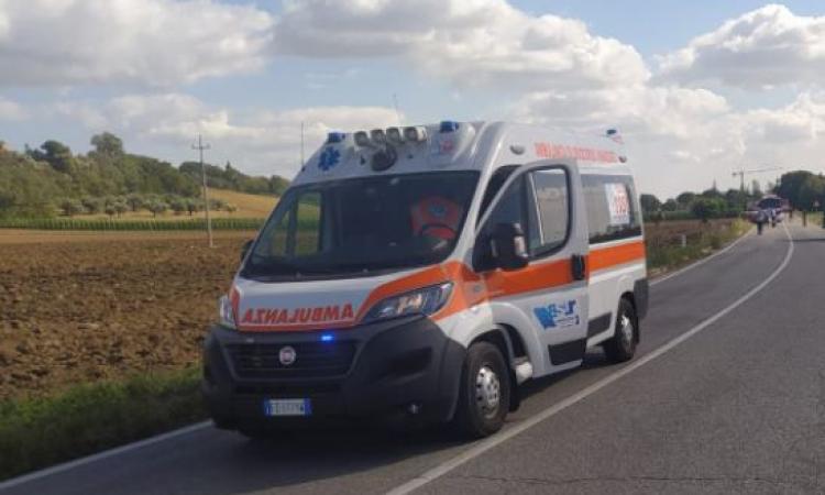 Trodica, violento scontro fra tre auto sulla statale: donna rimane intrappolata tra le lamiere