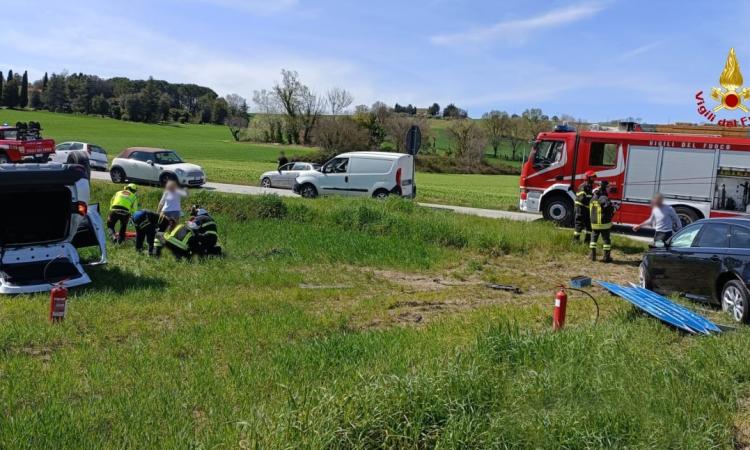 Schianto all'incrocio, auto si ribalta dopo l'impatto: un uomo a Torrette con l'elisoccorso