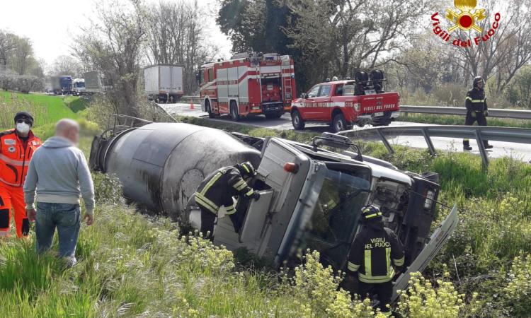 Recanati, betoniera esce di strada e finisce nel fosso: soccorso il conducente