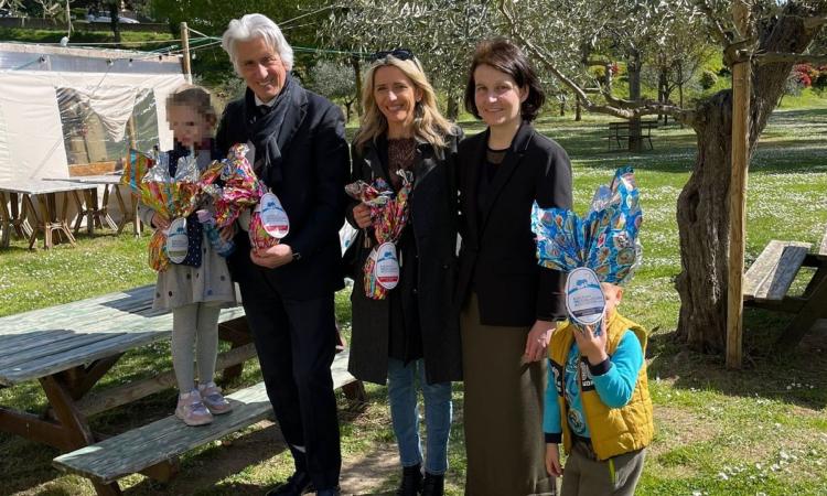 Macerata, il sindaco dona 60 uova di Pasqua ai bambini