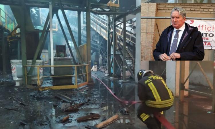 Incendio Cosmari, Pezzanesi: "Fatalità meccanica". La sede resta senza energia elettrica Incendio Cosmari, Pezzanesi: "Fatalità meccanica". La sede resta senza energia elettrica
